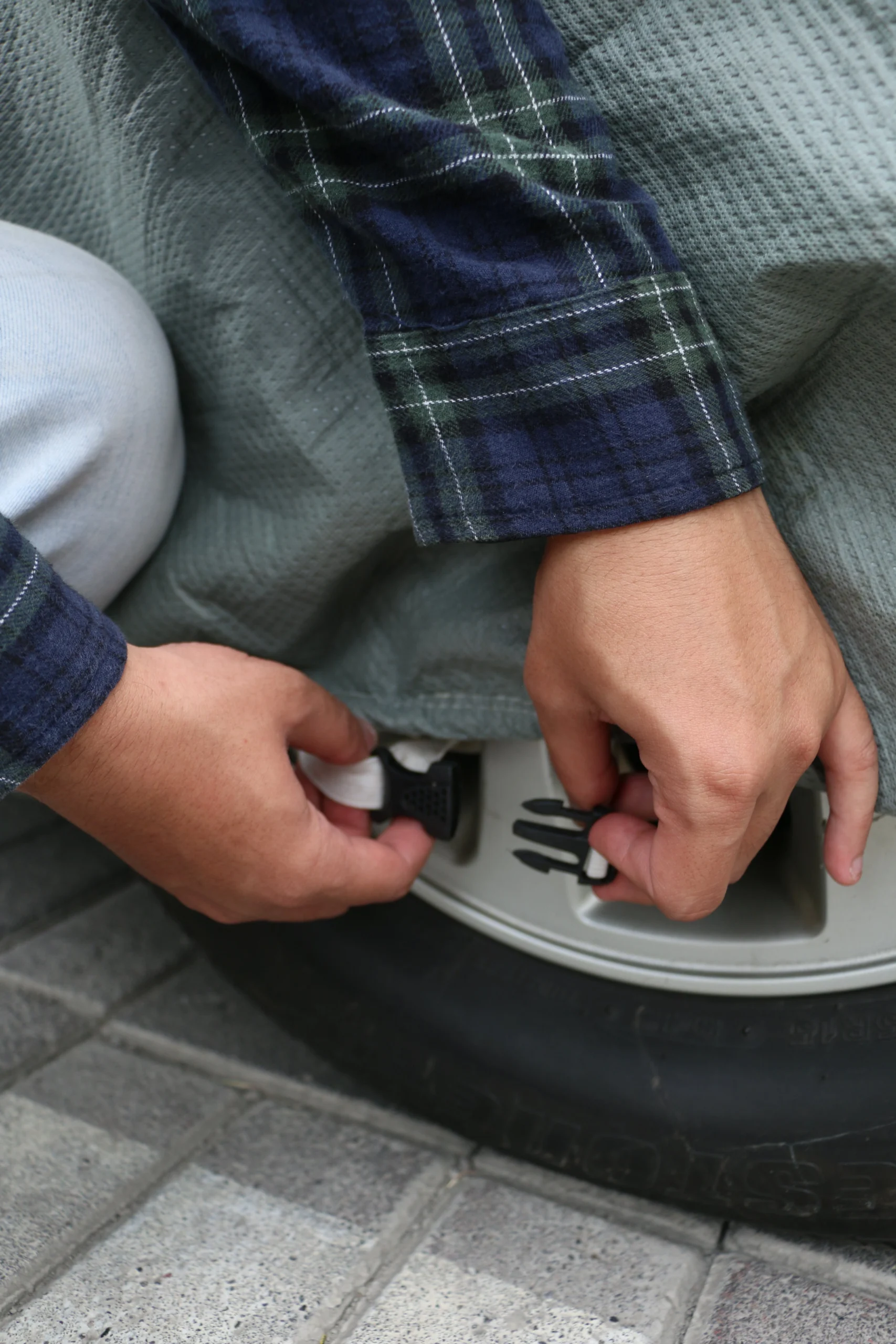 Sistem pengunci buckle ke velg