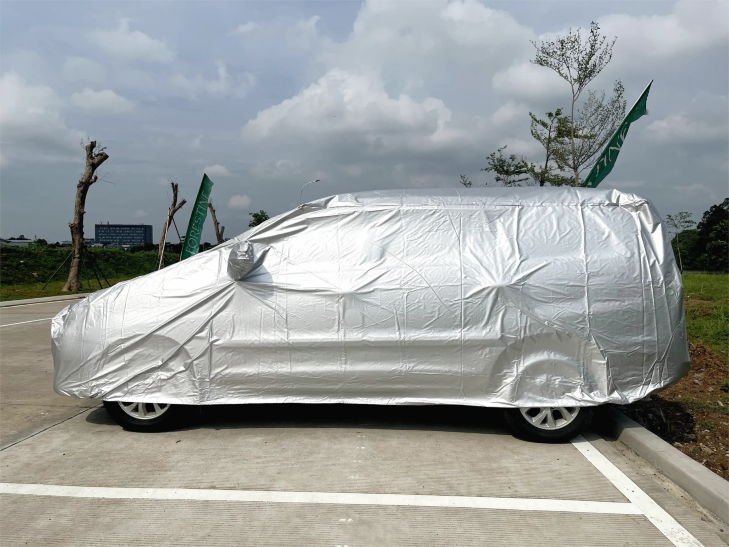 Cover mobil terbang tertiup angin